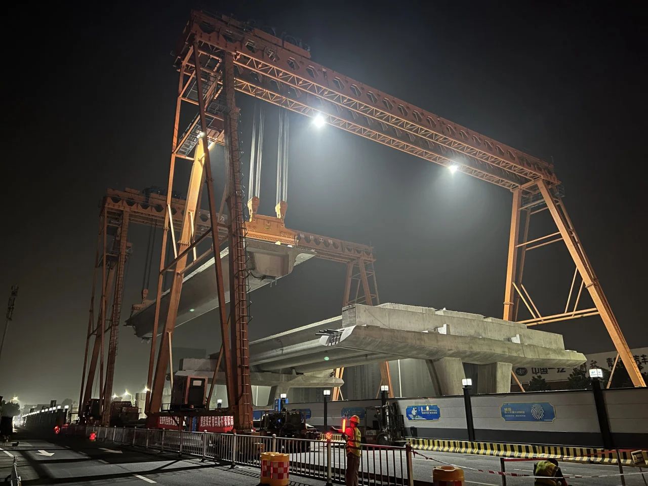 重庆路快速路项目7标段“同标双跨”预制箱梁完成精准落位(图2) 重庆路快速路项目7标段“同标双跨”预制箱梁完成精准落位(图2)