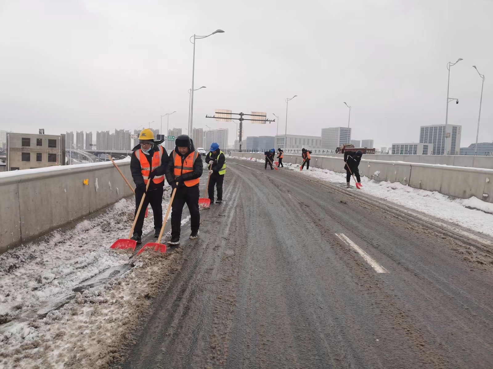 以雪为令 闻雪而动 | 中建联合全力清冰除雪保畅通(图1)