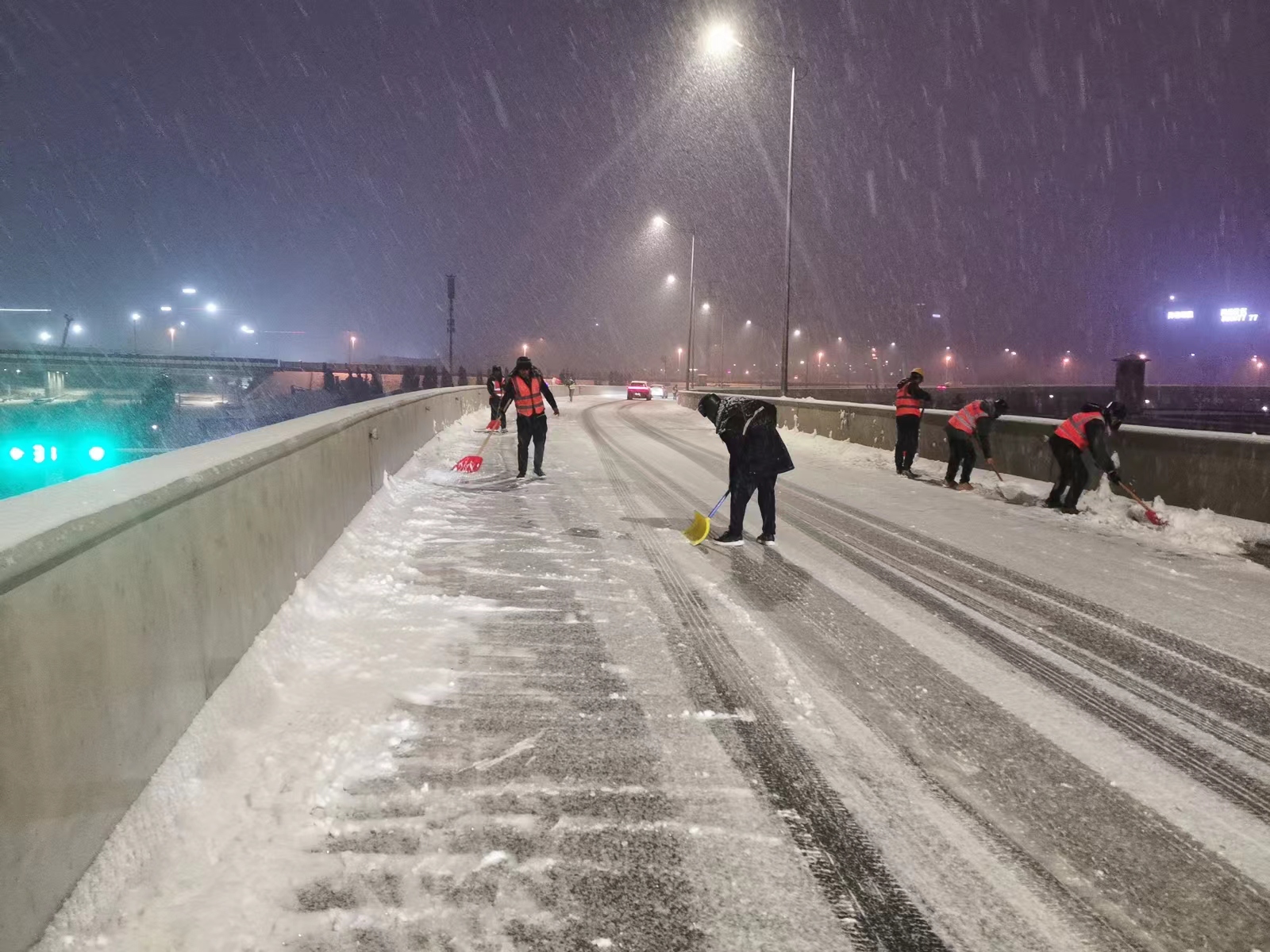 以雪为令 闻雪而动 | 中建联合全力清冰除雪保畅通(图2)