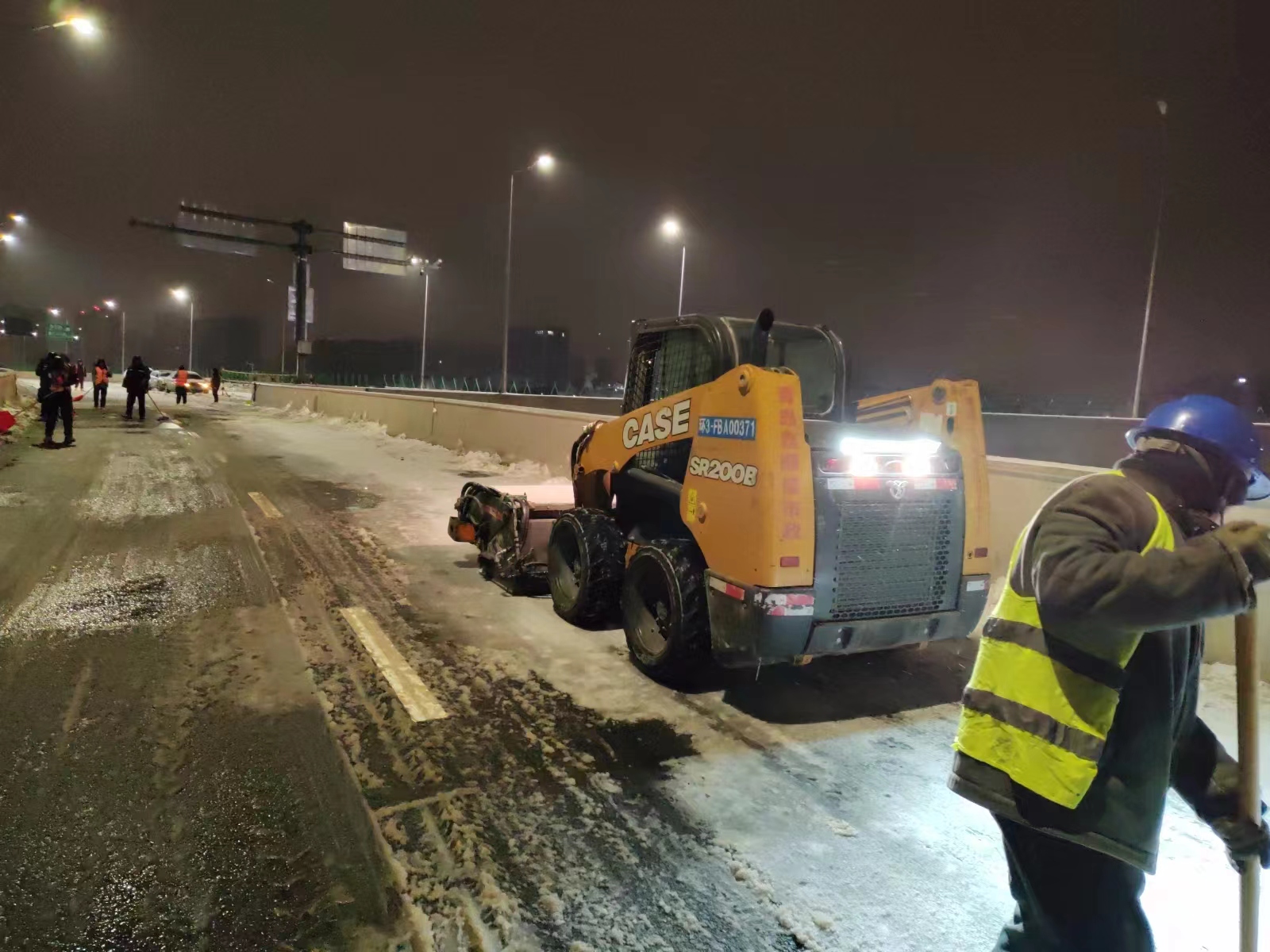 以雪为令 闻雪而动 | 中建联合全力清冰除雪保畅通(图3)