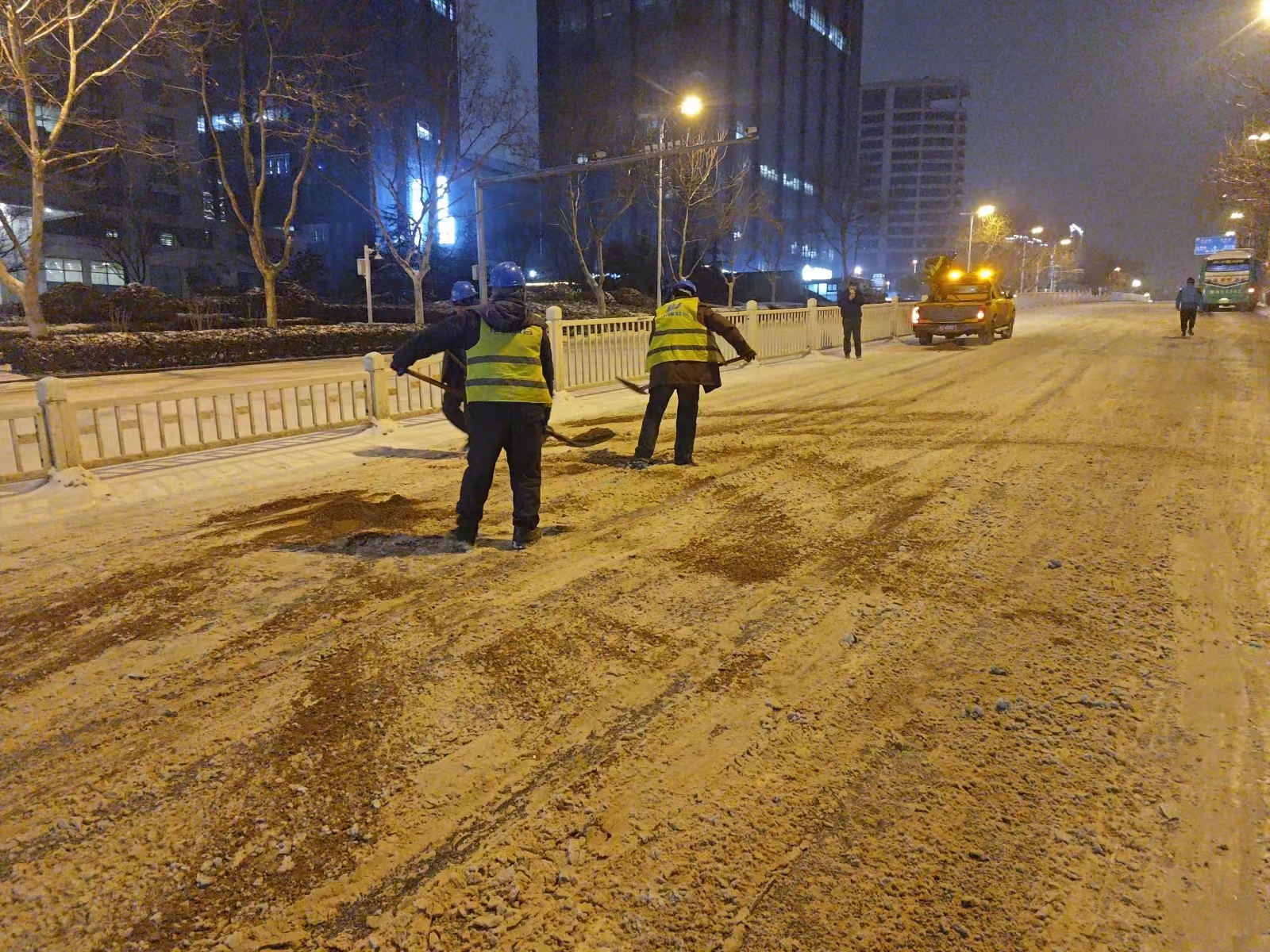 以雪为令 闻雪而动 | 中建联合全力清冰除雪保畅通(图5)